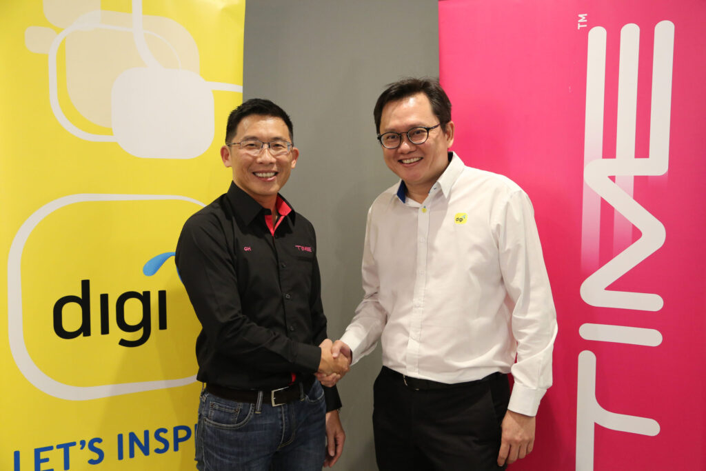 Lee Guan Hong, Pengarah Eksekutif TIME (kiri) bersama Loh Keh Jiat, Pegawai Ketua Pemasaran Digi.