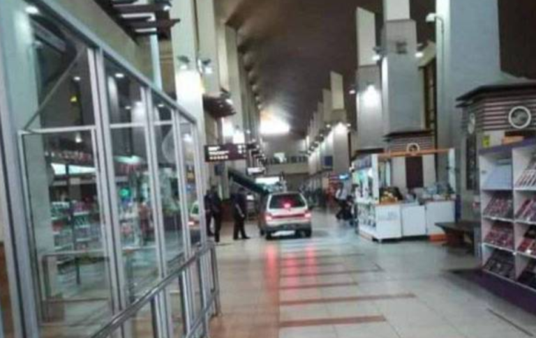 Kereta Kancil 'check-in' di terminal Lapangan Terbang ...